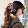 Eleganter dunkelbrauner Satin-Bananenclip mit Plissee-Blumendesign für voluminöses Haar - Rosa-Lila