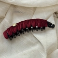Macro di fermaglio per capelli in velluto bordeaux con ciondolo d'oro su lino - Fermaglio a Banana / Fermaglio a Banana Rosso
