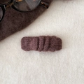 Détail d'une pince à cheveux en tricot marron foncé avec texture douce en mohair - Café Foncé