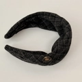 Détail du serre-tête en tweed gris foncé avec bouton décoratif gravé du mot egg - Serre-tête Gris Noir