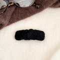 Détail d'une pince à cheveux rectangulaire en tricot noir avec bords ondulés doux - Noir