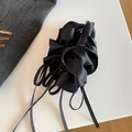 Makro-Detail der schwarzen Satin-Bananenspange mit elegantem Falten-Schleifendesign - Schwarz