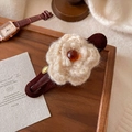 Französische gestrickte beige Blumen-Haarklammer mit Bernsteinperle und Gold-Tag - Dunkelkaffee