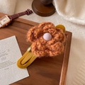 Französische gestrickte orangefarbene Blumen-Haarspange mit Perle und Love-Anhänger - Orange