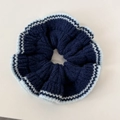 Detailaufnahme von dunkelblauem Strick-Haargummi mit hellblauen Kontrastkanten - Marineblau