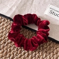 Elegante coletero de terciopelo rojo vino con textura brillante y alta elasticidad - Burdeos