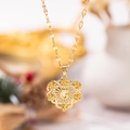 Elegante collar dorado con colgante de corazón, letra G y diseño floral con cristales - Oro G