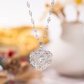 Collar de corazón plateado con letra G, circones y detalles de rosas talladas de lujo - Plata G