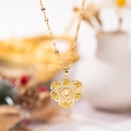 Elegante collar con colgante de corazón dorado con letra C, motivos de rosas y cristales - Oro C