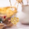 Collar de corazón dorado con detalle de rosa, cristales pavé y colgante de letra I - Oro I