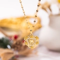 Collar corazón dorado con letra D, detalles de rosa y pequeños diamantes finos - Oro D