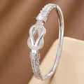 Silbernes Hufeisen-Knoten-Armband mit Zirkonia-Pflaster und poliertem Metall-Finish - Silber