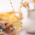 Collar corazón dorado con bordes de rosas, letra E de circonita y cadena de metal texturizada - Oro E