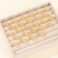 Anello a cuore dorato con lettere dell'alfabeto A-Z scintillanti su vassoio beige - Lettera A / Oro