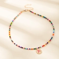 Collana di perline colorate con ciondolo tondo dorato e lettera A incisa al centro - Lettera A
