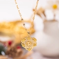 Elegante collar de corazón en oro de 18K con flores y letra F con incrustaciones - Oro F