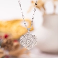 Collar de corazón plateado con letra B, textura floral y cristales brillantes - Plata B