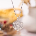 Colgante de corazón plateado con letra J y motivos de rosas en una cadena brillante - Plata J