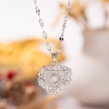 Colgante corazón plateado con diseño floral de rosa y letra C con cristales engastados - Plata C