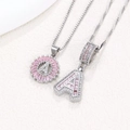 Set collana lettera A argentata con zirconi baguette rosa e dettagli in pavé di cristalli - Argento A