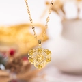 Elegante collar de corazón dorado con la letra K, una rosa y circonitas brillantes - Oro K