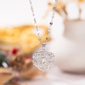 Elegante collar con colgante de corazón, borde de rosa y letra D de cristal brillante - Plata D