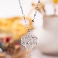 Elegante collar de corazón plateado con letra K y detalles florales de rosa pulidos - Plata K