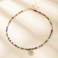 Collana di perline colorate con pendente tondo dorato e ciondolo lettera B verde - Lettera B