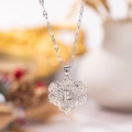 Exquisito collar con colgante de corazón plateado con letra E y circonitas cúbicas - Plata E