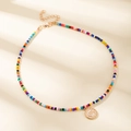 Collana di perline colorate con ciondolo rotondo dorato e catena di estensione regolabile - Lettera C