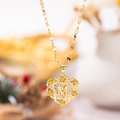 Collar de corazón dorado con colgante letra M rodeado de elegantes detalles de rosa - Oro M