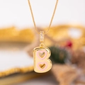 Goldene Halskette mit Bubble-Buchstaben B und rosa Herzen an einer Box-Kette - Kettenlänge 45+5cm / Buchstabe B(B)