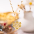 Collar de corazón dorado con diseño de rosa calada y brillantes circonitas blancas - Oro O