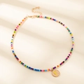 Collier de perles arc-en-ciel avec pendentif pièce dorée gravé de la lettre E - Lettre F