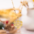 Collar corazón dorado letra P con diseño floral calado e incrustación de cristales finos - Oro P