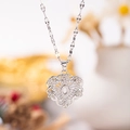 Collar de corazón calado plateado con piedra central ovalada y relieve de rosa - Plata O