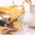 Collar con colgante de corazón dorado con rosas talladas y letra O central - Oro Q