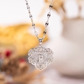 Collar de plata con colgante de corazón hueco letra P y detalles de rosas - Plata P
