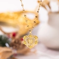 Collar de corazón dorado letra R con grabados de rosas y piedras de circón - Oro R