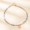 Collier fait main en perles colorées avec pendentif lettre J dorée et fermoir mousqueton - Lettre J