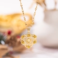Collar con colgante de corazón dorado con detalle de flor y letra S con incrustaciones - Oro S