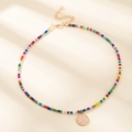 Collier artisanal en perles colorées avec pendentif lettre K doré et chaîne d'extension - Lettre K