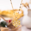 Collar de corazón dorado con letra T, relieve floral y brillantes circonitas blancas - Oro T