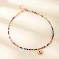 Collier bohème en perles colorées avec pendentif doré lettre L et fermoir mousqueton - L