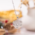 Collar de corazón plateado calado con colgante letra S y grabado de rosa - Plateado Forma S