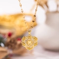 Elegante colgante de corazón dorado con motivo de rosa calada y collar circonita letra U - Oro U