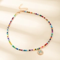 Collier de perles colorées avec pendentif lettre M doré et fermoir mousqueton ajustable - M