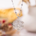 Collar de corazón plateado con marco de rosas y colgante letra T con circonitas blancas - Plata T