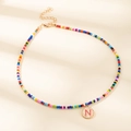 Collier en perles multicolores avec pendentif lettre N dorée et fermoir mousqueton réglable - Lettre N