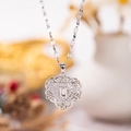 Collar de corazón flores caladas plateado con letra U brillante y piedras de circón - Plata U
